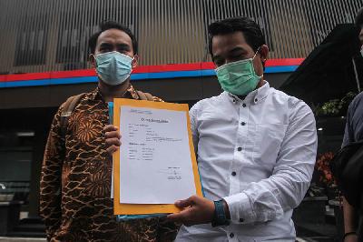 Anggota Lembaga Bantuan Hukum (LBH) Pers menunjukkan surat pengajuan laporan dugaan penganiayaan di Divisi Propam Mabes Polri, Jakarta, 30 Maret 2021. TEMPO/Hilman Fathurrahman W
