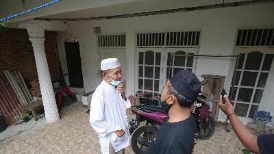 The father of Zakiah Aini (left), the woman who attacked the National Police Headquarters, at his home in Kelapa Dua Wetan, Ciracas, Jakarta, April 1.
Tempo/Muhammad Hidayat
