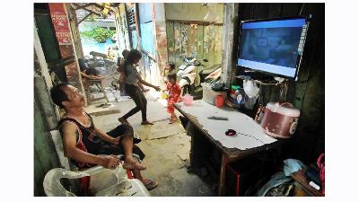 Man watching a television in Jakarta, August 2015.
Tempo/Eko Siswono Toyudho
