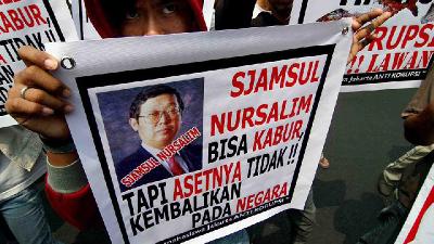 Protesters carry signs questioning Sjamsul Nursalim’s assets, Jakarta, 2009.
Tempo/Adri Irianto
