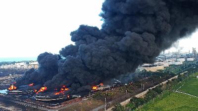 Black smoke billowing from the oil tanks that caught fire at Pertamina’s Balongan Refinery in Indramayu, West Java, March 29. 
Antara/Dedhez Anggara
