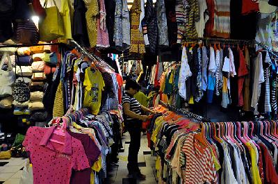 Pembeli memilih pakaian bekas di Pasar Senen, Jakarta Pusat. TEMPO/Tony Hartawan