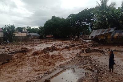 Warga menyaksikan banjir bandang yang merusak permukiman di Desa Waiburak, Kecamatan Adonara Timur, Flores Timur, NTT, 4 April 2021. ANTARA/Dok BPBD Flores Timur