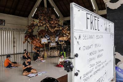 Siswa belajar secara daring dengan fasilitas jaringan internet gratis di balai banjar (dusun) Petangan Gede, Desa Ubung Kaja, Denpasar, Bali, 21 Juli 2020. Johannes P. Christo
