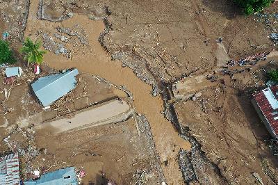 Kawasan Waiwerang yang rusak akibat banjir bandang di Adonara Timur, Kabupaten Flores Timur, Nusa Tenggara Timur, 6 April 2021. ANTARA FOTO/Aditya Pradana Putra