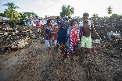 Sejumlah warga menangisi kerabatnya yang ditemukan meninggal dunia akibat banjir bandang di Adonara Timur, Kabupaten Flores Timur, Nusa Tenggara Timur, 6 April 2021. ANTARA/Aditya Pradana Putra