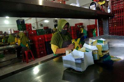 Pekerja melipat bungkus teh di salah satu pabrik teh, Tegal, Jawa Tengah, 29 Maret 2021.  ANTARA/Oky Lukmansyah