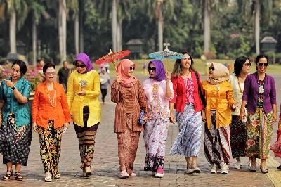 Sejumlah wanita mengenakan baju kebaya di Jakarta, 2019. TEMPO/Hilman Fathurrahman W