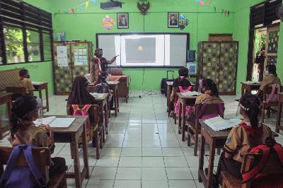 Suasana kelas pada hari pertama uji coba belajar tatap muka di SDN Kenari 08 pagi, Jakarta, 7 April 2021. TEMPO/Hilman Fathurrahman W