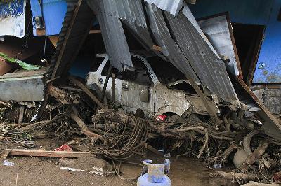 Sebuah kendaraan rusak tertimpa rumah yang roboh akibat diterjang banjir bandang di Desa Waiburak, Kecamatan Adonara Timur, Kabupaten Flores Timur, NTT, 6 April 2021.ANTARA/Kornelis Kaha