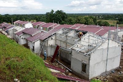 Pembangunan rumah Kredit Pemilikan Rumah (KPR) subsidi di Pattallassang, Kabupaten Gowa, Sulawesi Selatan, 8 Maret 2021.  ANTARA/Arnas Padda