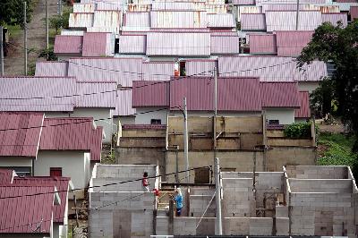 Sejumlah pekerja menyelesaikan pembangunan rumah Kredit Pemilikan Rumah (KPR) subsidi di Pattallassang, Kabupaten Gowa, Sulawesi Selatan, 8 Maret 2021. ANTARA/Arnas Padda