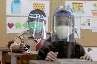 Murid sekolah dasar saat mengikuti uji coba pembelajaran tatap muka hari pertama di SDN Kenari 08 pagi, Jakarta, 7 April 2021. TEMPO / Hilman Fathurrahman W