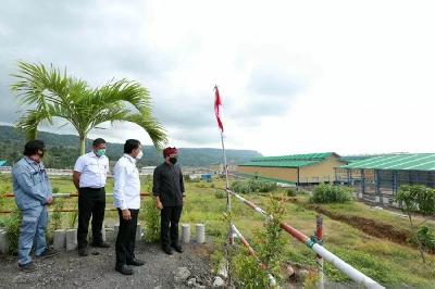 Bupati Banyuwangi, Abdullah Azwar Anas, mengunjungi lokasi pembangunan pabrik kereta api PT Steadler INKA Indonesia (SII) di Banyuwangi, Jawa Timur, 4 Agustus 2020. Dok. Pemkab Banyuwangi