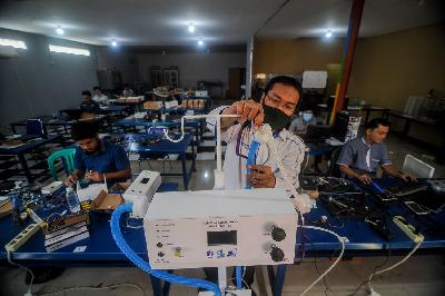 Peneliti Lembaga Ilmu Pengetahuan Indonesia (LIPI) mencoba alat terapi oksigen beraliran tinggi di Antapani, Bandung, Jawa Barat, 25 Juni 2020. ANTARA/Raisan Al Farisi
