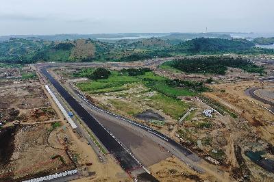 Pembangunan lintasan sirkuit pada proyek Mandalika International Street Circuit di Kawasan Ekonomi Khusus (KEK) Mandalika, Pujut, Praya, Lombok Tengah, Nusa Tenggara Barat, 6 April 2021. ANTARA/Akbar Nugroho Gumay