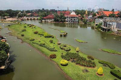 Miniatur pulau Indonesia di Taman Mini Indonesia Indah (TMII), Jakarta, 8 April 2021. TEMPO/Hilman Fathurrahman W