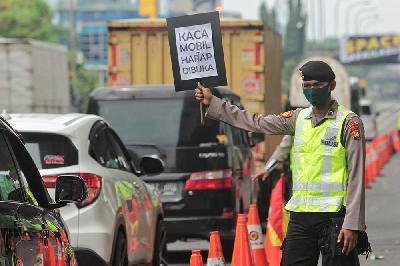 Polisi saat melakukan pemeriksaan pelarangan mudik di tol Jakarta-Cikampek, Cikarang, Kabupaten Bekasi, Jawa Barat, 25 April 2020. TEMPO/Hilman Fathurrahman W