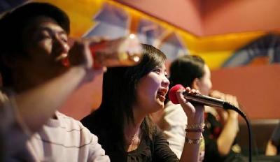 Ilustrasi warga bernyanyi di tempat hiburan karaoke. Reuters/Nir Elias