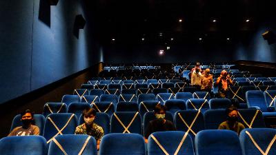 Pengunjung saat menunggu penayangan film di bioskop KCM Jatiasih di Bekasi, JNovember 2020. TEMPO/Hilman Fathurrahman W