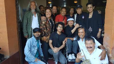 Umbu Landu Paranggi (berdiri, kedua kanan) bersama Putu Wijaya dan seniman Bali./Dok. Putu Wijaya
