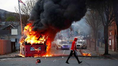 Sisa demonstrasi dan kerusuhan di Belfast, Irlandia Utara, 7 April 2021. Reuters/Jason Cairnduff