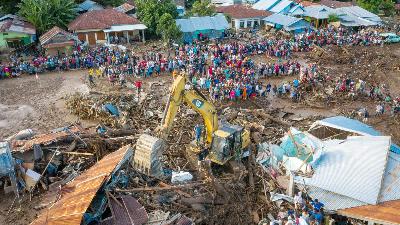 Foto udara proses pencarian korban banjir bandang di Adonara Timur, Kabupaten Flores Timur, Nusa Tenggara Timur, 6 April 2021. ANTARA/Aditya Pradana Putra
