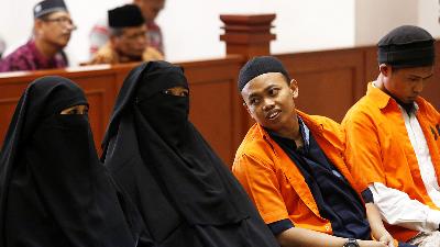 Dian Yulia Novi (kedua dari kiri) dan suaminya Muhammad Nur Solikin (kedua dari kanan) dalam sidang di Pengadilan Negeri Jakarta Timur , 21 Juni 2017./REUTERS/Agoes Rudianto