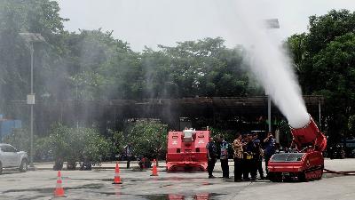 Simulasi memadamkan api menggunakan robot di Halaman Kantor Pemadam Kebakaran DKI Jakarta, 13 Februari 2020. TEMPO / Hilman Fathurrahman W