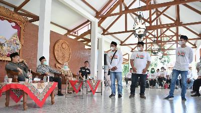 Minister of Villages, Disadvantaged Regions and Transmigration, Abdul Halim Iskandar (left) meets with a number of Village Facilitators in Blitar Regency in Blitar, East Java, March 28, 2021. 
Mugi/PR of Kemendes, PDTT
