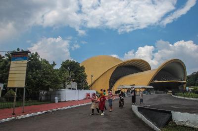 Wisatawan berkunjung ke Teater Keong Emas di Taman Mini Indonesia Indah (TMII), Jakarta, 8 April 2021. TEMPO/Hilman Fathurrahman W