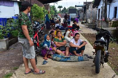 Warga mengungsi di jalan desa usai  gempa bumi di Desa Majang Tengah, Kecamatan Dampit, Kabupaten Malang, Jawa Timur, 11 April 2021. TEMPO/Aris Novia Hidayat