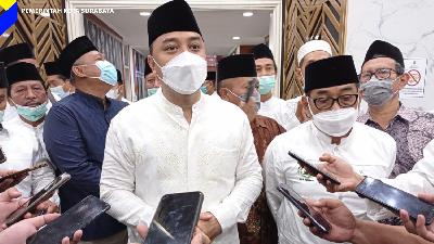 Wali Kota Surabaya, Eri Cahyadi, usai acara pengukuhan Pimpinan Cabang Dewan Masjid Indonesia (DMI) se-Kota Surabaya di Graha Sawunggaling, Kantor Pemkot Surabaya, Minggu 11 April 2021.