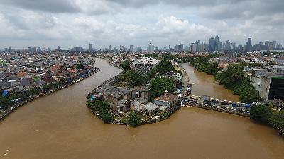 Sudut kota Jakarta dari kawasan Kampung Pulo, 8 Februari 2021. TEMPO/Subekti.