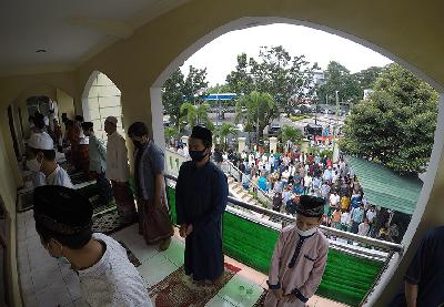 Ibadah shalat Jumat di Masjid Al Khoir, Jakarta, 2 April 2021. TEMPO/Subekti