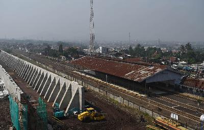 Proyek jalur Kereta Cepat Jakarta-Bandung (KCIB) di area Stasiun Padalarang, Kabupaten Bandung Barat, Jawa Barat, 12 April 2021. TEMPO/Prima Mulia