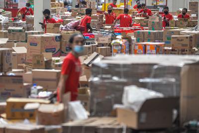 Pekerja menyortir barang pesanan daring di Warehouse JD.ID, Marunda, Kabupaten Bekasi, Jawa Barat, 11 Desember 2020.  Tempo/Tony Hartawan