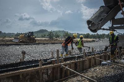 Pekerja menyelesaikan pembangunan saluran drainase proyek Mandalika International Street Circuit di Kawasan Ekonomi Khusus (KEK) Mandalika, Pujut, Praya, Lombok Tengah, Nusa Tenggara Barat, 4 Maret 2021. ANTARA/Aprillio Akbar