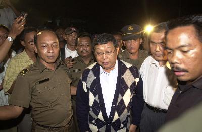 Sjamsul Nursalim digiring masuk ke Rutan Kejaksaan Agung, Jakarta, 16 April 2001. Dok. TEMPO/Bernard Chaniago