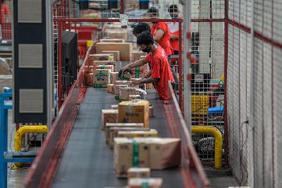 Pekerja menyortir barang pesanan saat program hari belanja online nasional 12.12 di Warehouse JD.ID, Marunda, Kabupaten Bekasi, Jawa Barat, 11 Desember 2020. TEMPO/Tony Hartawan