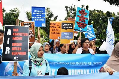 Protes Koalisi Masyarakat Menolak Swastaniasi Air soal penghentian swastanisasi air di depan Balai Kota Jakarta, 2018. Tempo/ Maria Fransisca Lahur.