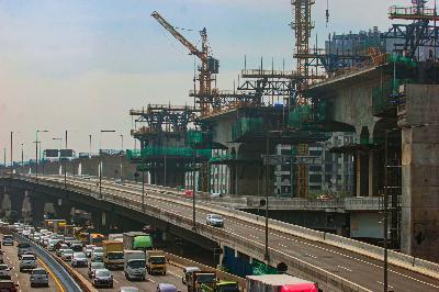 Kontruksi layang pada proyek jalur Kereta Cepat Jakarta-Bandung di Bekasi, Jawa Barat, 13 April 2021. TEMPO/Hilman Fathurrahman W