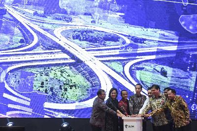 Presiden Joko Widodo (keempat kiri) bersama Kepala BKPM Bahlil Lahadalia (ketiga kiri) dan sejumlah menteri, membuka Rakornas Investasi 2020 di Jakarta, 20 Februari 2020. ANTARA/Hafidz Mubarak A