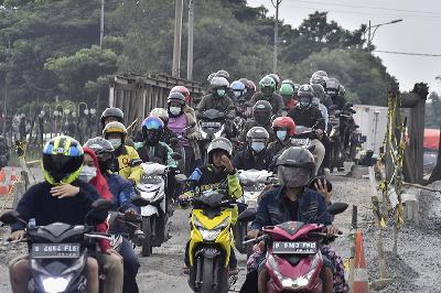 Sejumlah motor melintasi jembatan Jalan Raya Pacing di Kabupaten Bekasi, Jawa Barat, 1 Maret 2021. ANTARA/ Fakhri Hermansyah