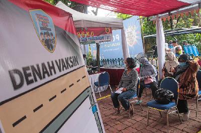 Vaksinasi COVID-19 di Kampung Tangguh Jaya Cideng, Jakarta, 10 April 2021. TEMPO / Hilman Fathurrahman W