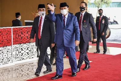 Menteri Pertahanan Prabowo Subianto (tengah) tiba di Komplek Parlemen, Senayan, Jakarta, 14 Agustus 2020. ANTARA/Galih Pradipta