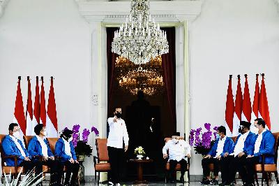 Presiden Joko Widodo dan Wakil Presiden Ma'ruf Amin mengumumkan enam orang calon menteri baru hasil kocok ulang (reshuffle) dalam Kabinet Indonesia Maju Jilid 2 di Istana Merdeka, Jakarta, 22 Desember 2020.  ANTARA/Setpres/Laily Rachev