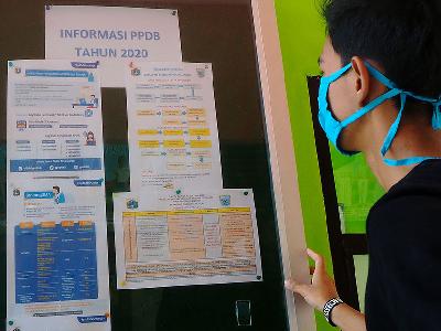 Pengumuman Penerimaan Peserta Didik Baru (PPDB) 2020 di papan informasi SMAN 37 Jakarta, 29 Mei 2020. TEMPO/Nurdiansah