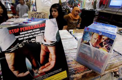 Sosialisasi Anti Pembajakan di toko DVD Bajakan di Serpong, Tangerang Selatan, Banten. ANTARA/Muhammad Iqbal