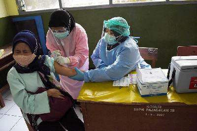 Seorang guru mendapat suntikan dosis pertama vaksin Covid-19 Bio Farma di Bandung, Jawa Barat, 14 April 2021. TEMPO/Prima Mulia